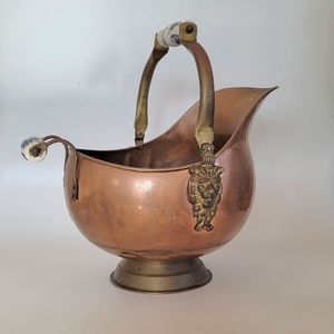 Seau à charbon en cuivre antique authentique avec des accents artisanaux et une silhouette traditionnelle pour un salon ou un couloir rustique - Product Image 1