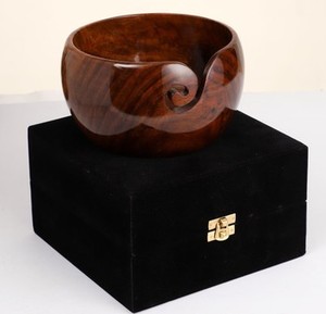 Bol de support de fil en bois fabriqué à la main avec fini naturel parfait pour organiser et stocker le fil tout en tricotant l'article de style de vie - Product Image 4