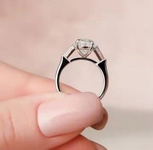 Anillo de compromiso de oro macizo de 14 quilates de tres piedras para mujer, joyería de boda romántica, Baguette ovalada y atrapada, aniversario cultivado en laboratorio - Product Image 5