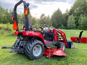 NOUVEAU Tracteur chargeuse 4x4 Massey Ferguson GC2400 Souffleuse à neige à montage frontal et plateau de tonte à montage central - Product Image 4