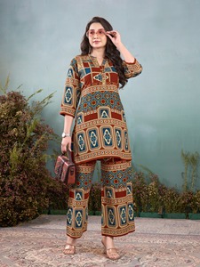 ชุดผ้าเรยอนแบบพรีเมี่ยมพร้อมชุดสวมใส่สบายทันสมัยพิมพ์ลายสดใสสำหรับการท่องเที่ยวนอกสถานที่แบบลำลองและสวมใส่ในชีวิตประจำวัน - Product Image 3