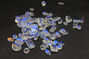 Piedras preciosas genuinas de piedra lunar arcoíris, bien pulidas, de formas variadas, con destellos azules, para joyería. - Product Image 3