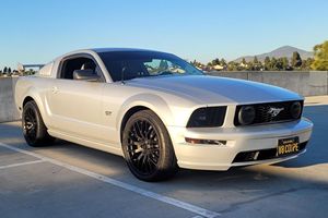 Ford Mustang GT Coupé 2005 d'occasion en bon état, sans réserve, moteur V8, échappement Flowmaster Outlaw, provenance Californie - Product Image 2