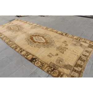 Alfombra Turca Vintage de 5.2x13.5 pies, Alfombra de Lana Marrón con Diseño Floral - Product Image 4