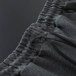 ชุดกีฬาแบบลำลองของผู้ชาย OEM ชุดวอร์มเสื้อเชิ้ตและกางเกงวิ่งสำหรับผู้ชายในปากีสถาน - Product Image 5