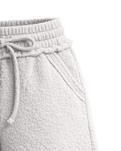 Shorts en molleton sherpa gris clair pour femmes, confortables, doux, en peluche, vêtements de détente, taille élastique, cordon de serrage, décontractés, confort d'hiver - Product Image 3