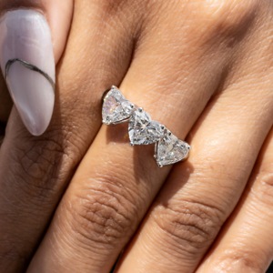 แหวนหมั้นเพชรรูปหัวใจ 3.27 กะรัต ประดับเพชรสามเม็ด สำหรับผู้หญิง ทอง 14K ขนาด 6.5US - Product Image 3