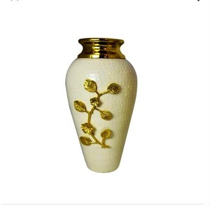 Vase à fleurs blanc en métal au design unique pour la décoration de table de la maison et de l'événement de mariage Vases à fleurs artificielles - Product Image 4