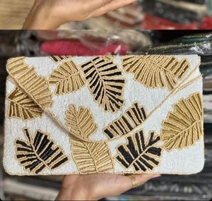 Pochette de luxe pour femmes Design perlé à paillettes à la mode pour la fête Chaînes de broderie de grande capacité personnalisable à la main - Product Image 3