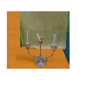 Merveilleux bougeoir décoratif en laiton d'aluminium coulé en métal de conception classique royale avec la cheminée en verre dans la finition argentée - Product Image 1