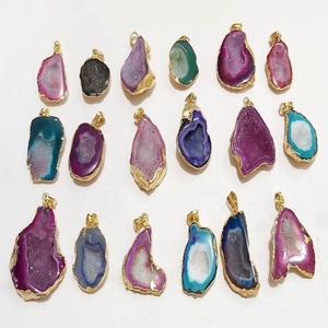 Pendentifs géode en agate noire faits à la main pierre de guérison en cristal naturel avec finition galvanisée dorée artisanat en pierre semi-précieuse - Product Image 3