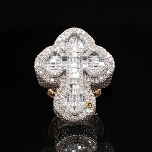 Anillo cruzado de hip hop totalmente busto hacia abajo por diamantes de moissanita redondos brillantes y cortados en Baguette en oro amarillo de 10kt - Product Image 2