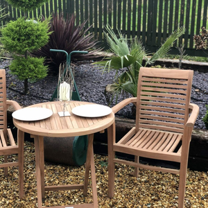 Conjunto de jardín sencillo Victoria hecho de madera maciza de teca con mesa plegable y acabado natural para uso en comedor al aire libre. - Product Image 6