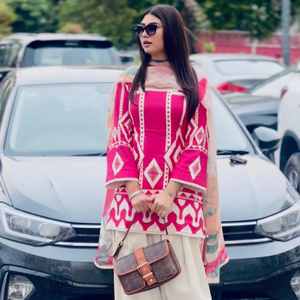 Costume Salwar en soie imprimé numérique de créateur, longue robe Kameez de style pakistanais pour les fêtes de mariage, indien pakistanais - Product Image 1