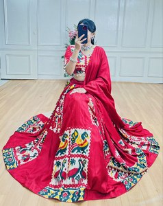 Exquisito encaje de cauri que detalla el rayón y la seda impresa Lehenga Choli Diseños de fiesta de longitud larga con toque elegante - Product Image 4