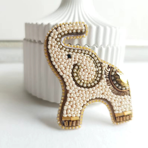 Broches con cuentas Broche de diseñador hecho a mano. Accesorios de alta calidad. Broche de diseño único. El mejor regalo para baby shower. - Product Image 1