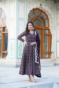 ชุดกระโปรง Anarkali จากนักออกแบบล่าสุดของ Fab Zone ชุดเดรสซารีชาวปากีสถานชั้นสูงงานปักลวดลาย - Product Image 4