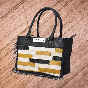¡Novedad de 2023! Bolsos de mano Western Weekender para mujer, piel de vaca hecha de Parte delantera azética parcheada con lona reciclada con asas de cuero - Product Image 5