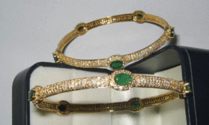 Bracelet en or avec émeraudes et diamants, élégants bracelets et joncs en diamants - Product Image 1
