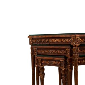 Ensemble de tables gigognes classiques en bois foncé avec dessus en verre et détails décoratifs sculptés à la main pour une décoration intérieure élégante - Product Image 5