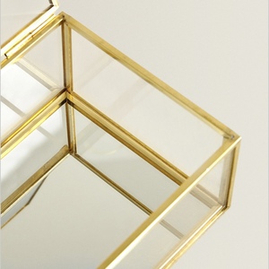 Elegante joyero de cristal con marco de metal dorado y borde liso con mango de metal pequeño para almacenamiento organizado - Product Image 5