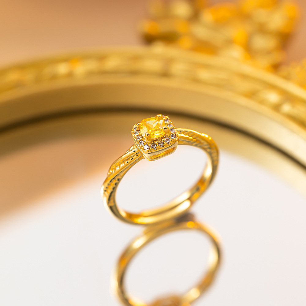 1.Mini Cube Ring Gold