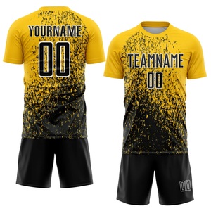 Uniforme de football d'équipe personnalisé, jersey à manches courtes en polyester durable et short, tenue de match et d'entraînement - Product Image 1