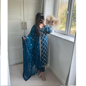 Nuevo y exclusivo diseñador indio y pakistaní azul Kurti pantalón Dupatta conjunto con detalles intrincados adornos de perlas. - Product Image 1