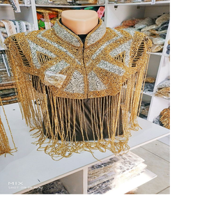 Perles faites à la main et brodées à la main avec des perles de verre et des paillettes pour les créateurs de mode et les magasins de vêtements - Product Image 1