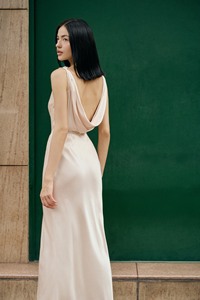 Jena Robe sans bretelles mi-longue et respirante avec ceinture pour femmes, meilleure vente, dos nu en satin pour l'automne, l'hiver naturel - Product Image 4