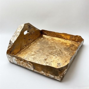 Plateau de service de luxe ZenithShine avec surface en aluminium et bois poli, bordure gravée et design minimaliste moderne - Product Image 4
