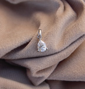 Delicado Colgante Minimalista de Plata de Ley 925 con Moissanita Corte Pera, Elegante Accesorio de Cadena con Encanto Chic, Regalo de Lujo para Mujer - Product Image 3
