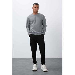 เสื้อสเวตเชิ้ตคอกลมทรงหลวมพื้นฐานสำหรับผู้ชาย Tommylife Wholesale รุ่น 88418 สีดำ - BLACK - Product Image 4