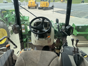 Tractor agrícola John Deere de 60HP, tractor utilitario compacto de 66HP con tracción en las cuatro ruedas, transmisión eHydro, cargador frontal, retroexcavadora, cabina lista para usar, en venta. - Product Image 6