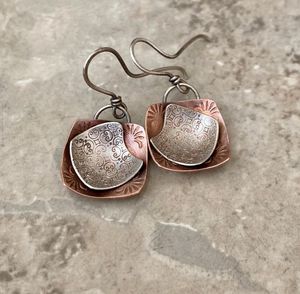 Boucles d'oreilles pendantes en métal avec motifs gravés et style vintage, parfaites pour les tenues traditionnelles et inspirées. - Product Image 3
