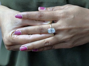 Bague de fiançailles solitaire en moissanite taille coussin 3,75 carats sertie clos, en or jaune massif 10 carats, cadeau de mariage de luxe pour femme - Product Image 3
