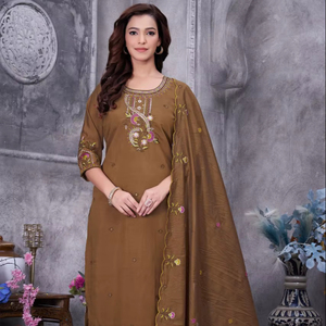 Ensemble Kurti brodé élégant avec dupatta pour les occasions festives et les tenues décontractées - Product Image 1