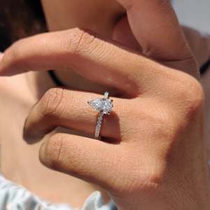 Exquisito Anillo de Compromiso con Diamante Corte Pera y Diseño de Halo Oculto - Product Image 4