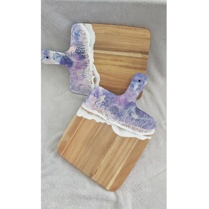 Planche à découper en résine et en bois faite à la main avec finition brillante adaptée aux événements culturels de maisons de luxe ou aux plateaux décoratifs - Product Image 1