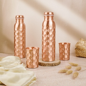Bouteille d'eau de couleur mate en cuivre pur taillé en diamant pour le yoga et l'ayurvédique avec verres au design étanche - Product Image 1