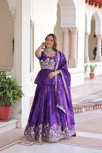 Conjunto de Lehenga Choli Bordado Multihilo en Oro Púrpura con Lentejuelas y Dupatta de Diseñador, Completamente Cosido - Product Image 3