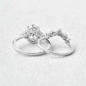 Conjunto de Anillos de Compromiso de Plata 925 con Moissanita de Corte Ovalado y Detalles Laterales para Mujer, Incluye Anillos de Moissanita - Product Image 4