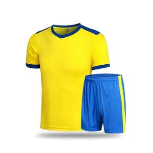 Maillot de football en gros Maillot personnalisé Ensemble de maillots de football pour hommes en polyester uni et respirant Vêtements de football pour hommes - Product Image 4