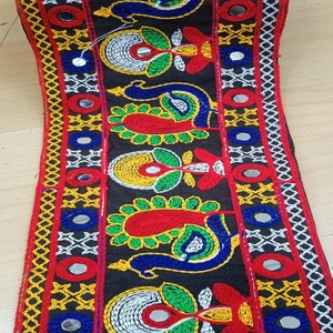 Encaje bordado Boho Chic hecho a medida para patrones intrincados de colores vibrantes de moda con decoración de cuentas para diseñadores de moda - Product Image 6