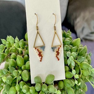 ต่างหูลูกปัดชุบทองทองเหลืองดีไซน์เนอร์ลายสามเหลี่ยมสวยงานแฮนด์เมดสำหรับผู้หญิงและเด็กผู้หญิงสวมใส่ในงานแต่งงานงานปาร์ตี้ - Product Image 2