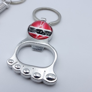 سلسلة مفاتيح معدنية فضية مخصصة بعلم ترينيداد، حلقة مفاتيح متعددة الاستخدامات حمراء، تذكار سياحي على شكل بصمة قدم، فتاحة زجاجات - Product Image 2