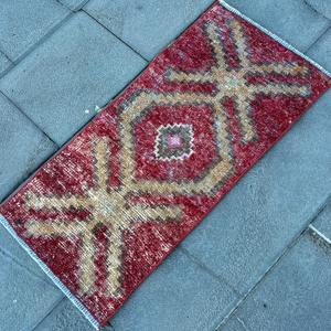 Tapis vintage 1,3 x 2,8 pieds, petit tapis turc, tapis patchwork rouge - Product Image 2