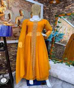 ชุดเจ้าสาวที่หรูหราชุด Kanchipuram พร้อมการพิมพ์แบบดั้งเดิมและการปัก Zari ที่ซับซ้อนสวมผ้าลินิน Salwar Kameez - Product Image 6