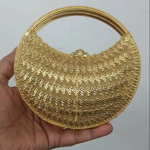 Pochette vintage en laiton gravé, accessoire de mode pour occasions spéciales et réceptions du soir, avec détails étincelants - Product Image 2