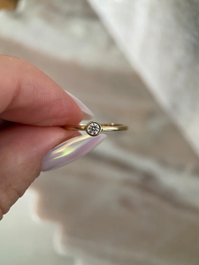 Anillo de Diamante Moissanite de 3mm y 2ct, Corte Ovalado, Oro Amarillo de 14K, Certificado IGI, para Bodas y Aniversarios, de Itty Bitty Beauties - Product Image 6